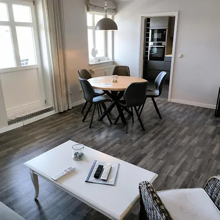 Haus Strandeck 6 *